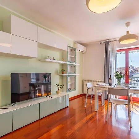 Awesome In With Kitchen * פולה
